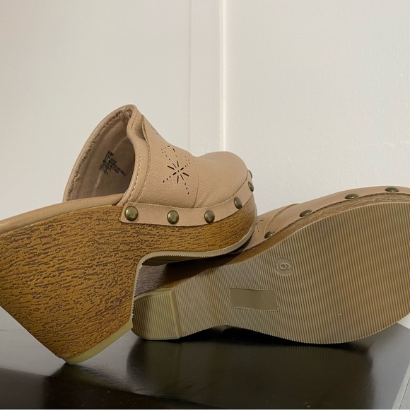 Arizona Jeans Women's Tan Clogs with Studded Detail - Picture 4 of 5
